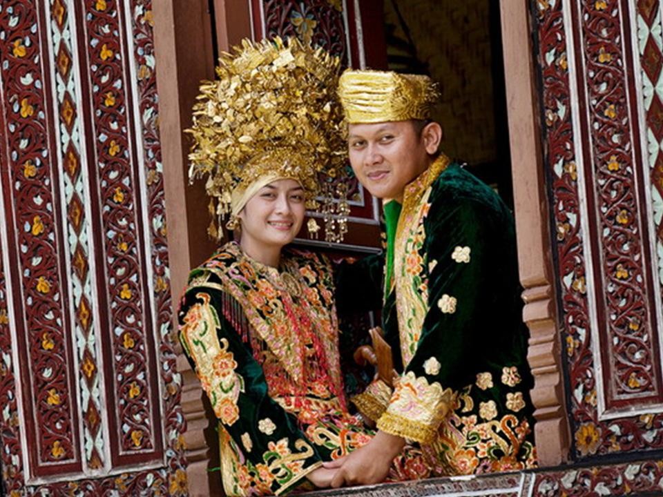 Trước buổi dạ tiệc, Huynh Trưởng Nghĩa Sinh đã thuyết trình cho giới trẻ ưu tú Á kiều – những người đã nhận Giải thưởng Giới trẻ Ưu tú “Youth Who Excels” awards về đề tài, “Tuổi trẻ là tương lai của nhân loại.” Huynh Trưởng Nghĩa Sinh là người sáng lập Liên hội Á Kiều Chicago.