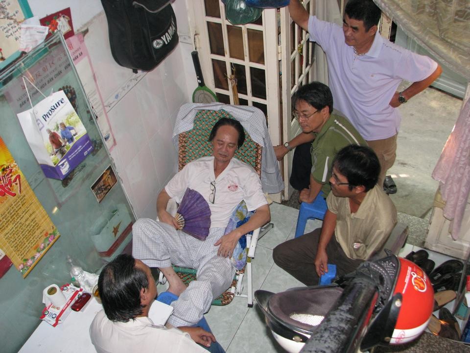 Nhóm Thiện Nghĩa cựu Nghĩa Sinh đi thăm viếng một cựu Trưởng Nghĩa Sinh đang bị bệnh.