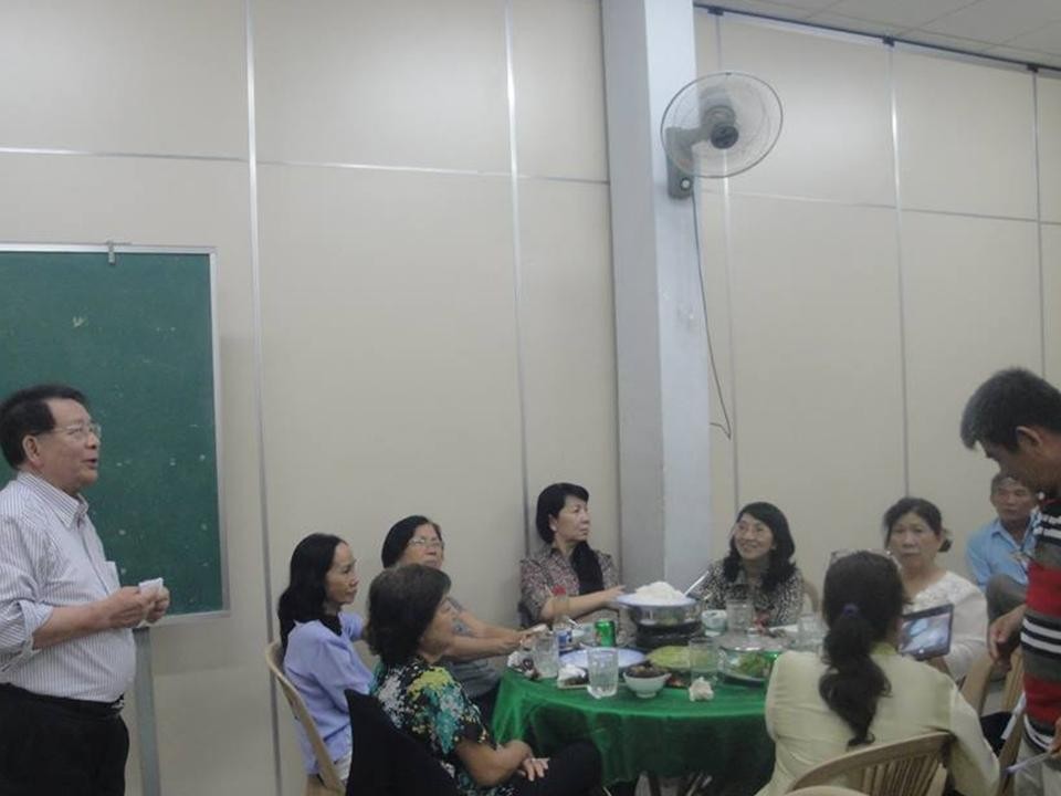 HT Nguyễn Trung Hiếu chào thăm quý Trưởng và quý anh chị Nghĩa Sinh từ Sàigòn, Gia Định, Bến Tre và Tây Ninh về tham dự buổi họp mặt gia đình Nghĩa Sinh tại Hội trường Tu viện Phanxicô trong dịp công tác Hè 2015.