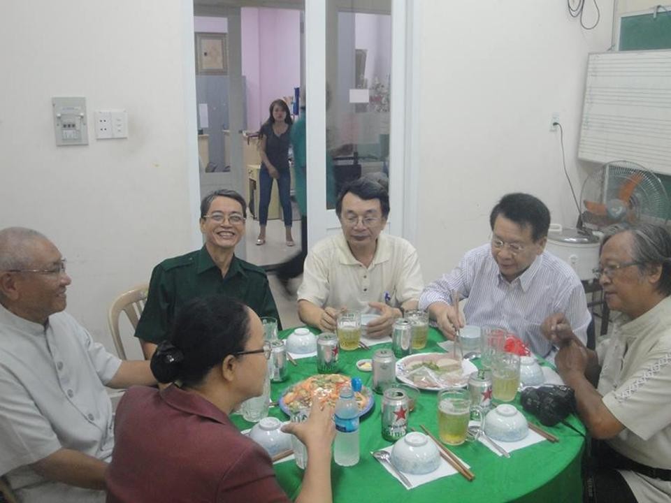 HT Nguyễn Trung Hiếu chào thăm quý Trưởng và quý anh chị Nghĩa Sinh từ Sàigòn, Gia Định, Bến Tre và Tây Ninh về tham dự buổi họp mặt gia đình Nghĩa Sinh tại Hội trường Tu viện Phanxicô trong dịp công tác Hè 2015.