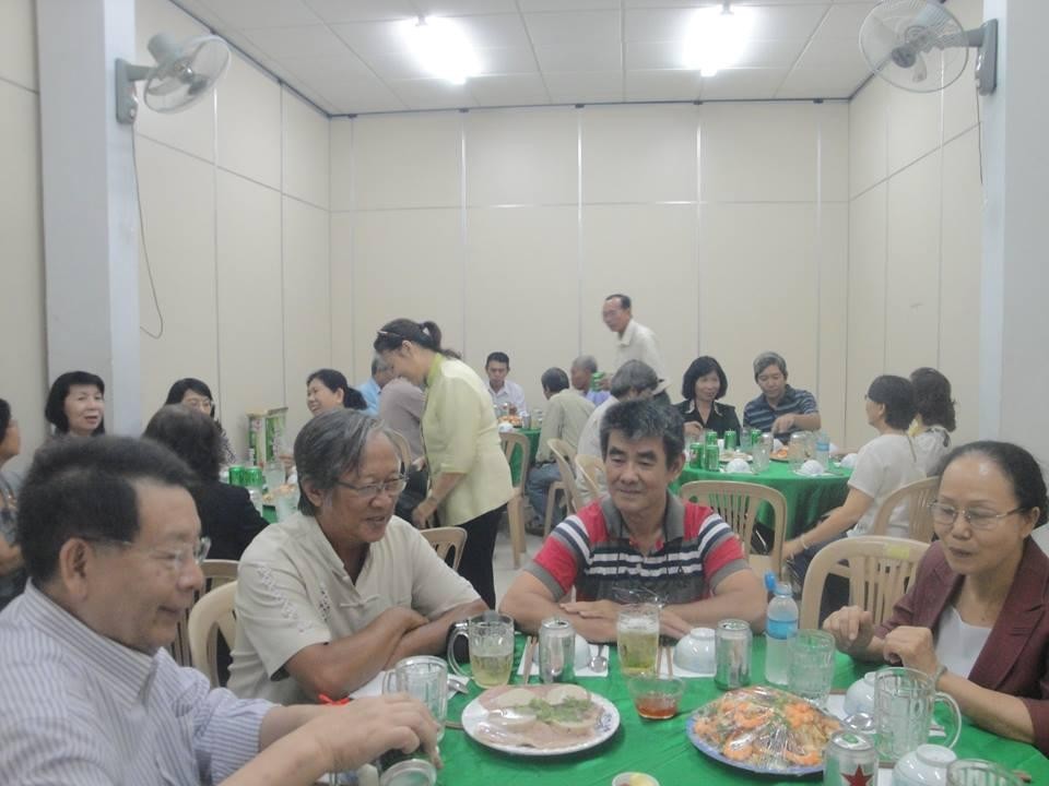 HT Nguyễn Trung Hiếu chào thăm quý Trưởng và quý anh chị Nghĩa Sinh từ Sàigòn, Gia Định, Bến Tre và Tây Ninh về tham dự buổi họp mặt gia đình Nghĩa Sinh tại Hội trường Tu viện Phanxicô trong dịp công tác Hè 2015.
