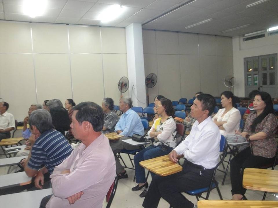 HT Nguyễn Trung Hiếu chào thăm quý Trưởng và quý anh chị Nghĩa Sinh từ Sàigòn, Gia Định, Bến Tre và Tây Ninh về tham dự buổi họp mặt gia đình Nghĩa Sinh tại Hội trường Tu viện Phanxicô trong dịp công tác Hè 2015.