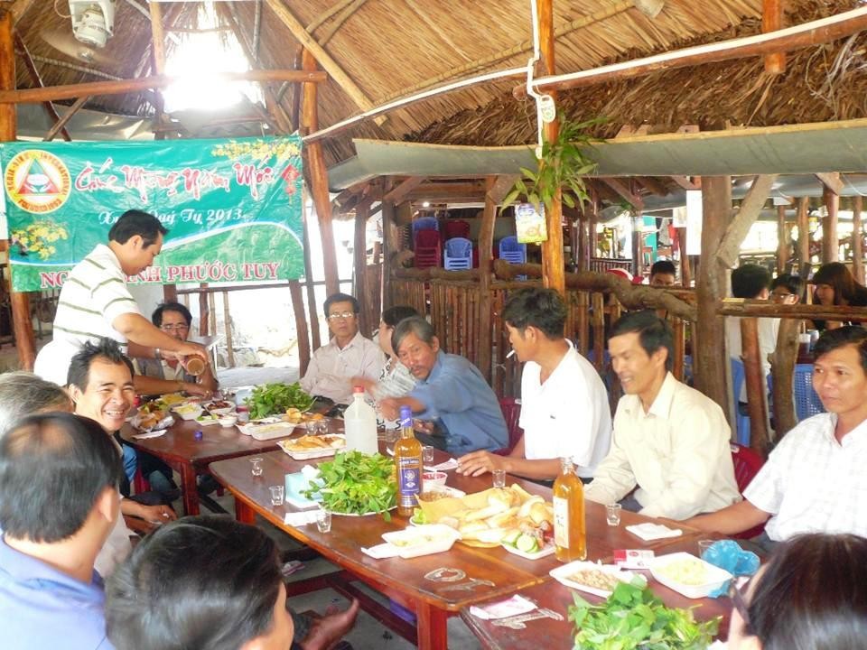 Hình ảnh Nghĩa Sinh Phước Tuy tổ chức họp mặt tất niên và mừng đón Xuân Quý Tỵ 2013 cùng với quý Trưởng và Nghĩa Sinh từ các nơi đến tham dự: Trưởng Phúc (NS Saigon), Trưởng Dũng (NS An Giang), Trưởng Dung (NS Gia Định), Trưởng Nhi (NS Thủ Đức), NS Thanh (Chuyên Đoàn Linh Hoạt), NS Tuyết Mai (Chuyên Đoàn Dấn Thân), NSSH Riêu (NS Sống Hùng Tây Ninh).