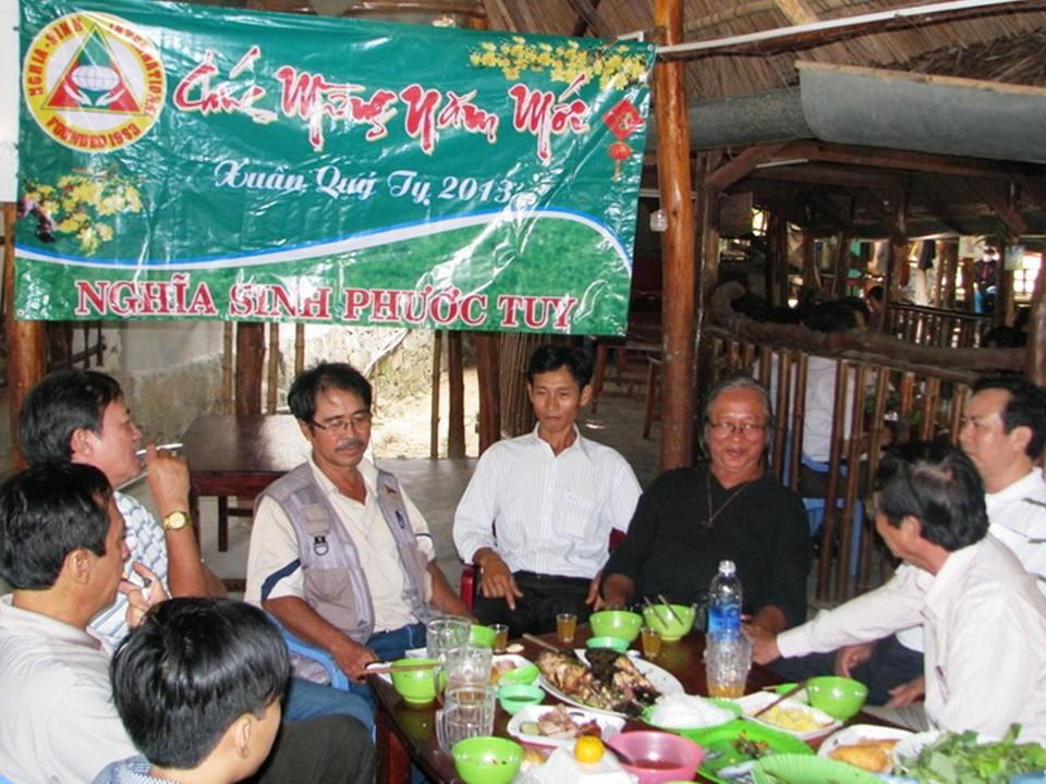 Hình ảnh Nghĩa Sinh Phước Tuy tổ chức họp mặt tất niên và mừng đón Xuân Quý Tỵ 2013 cùng với quý Trưởng và Nghĩa Sinh từ các nơi đến tham dự: Trưởng Phúc (NS Saigon), Trưởng Dũng (NS An Giang), Trưởng Dung (NS Gia Định), Trưởng Nhi (NS Thủ Đức), NS Thanh (Chuyên Đoàn Linh Hoạt), NS Tuyết Mai (Chuyên Đoàn Dấn Thân), NSSH Riêu (NS Sống Hùng Tây Ninh).