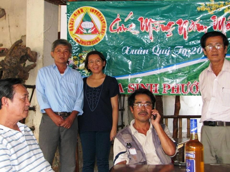 Hình ảnh Nghĩa Sinh Phước Tuy tổ chức họp mặt tất niên và mừng đón Xuân Quý Tỵ 2013 cùng với quý Trưởng và Nghĩa Sinh từ các nơi đến tham dự: Trưởng Phúc (NS Saigon), Trưởng Dũng (NS An Giang), Trưởng Dung (NS Gia Định), Trưởng Nhi (NS Thủ Đức), NS Thanh (Chuyên Đoàn Linh Hoạt), NS Tuyết Mai (Chuyên Đoàn Dấn Thân), NSSH Riêu (NS Sống Hùng Tây Ninh).