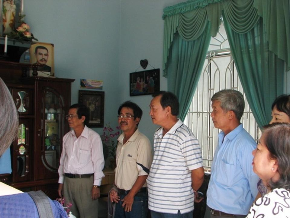 Hình ảnh Nghĩa Sinh Phước Tuy tổ chức họp mặt tất niên và mừng đón Xuân Quý Tỵ 2013 cùng với quý Trưởng và Nghĩa Sinh từ các nơi đến tham dự: Trưởng Phúc (NS Saigon), Trưởng Dũng (NS An Giang), Trưởng Dung (NS Gia Định), Trưởng Nhi (NS Thủ Đức), NS Thanh (Chuyên Đoàn Linh Hoạt), NS Tuyết Mai (Chuyên Đoàn Dấn Thân), NSSH Riêu (NS Sống Hùng Tây Ninh).