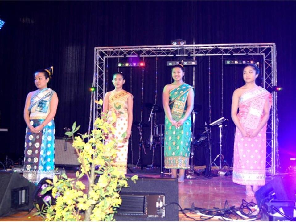 Hình ảnh trong hội trường: ngồi cạnh Huynh Trưởng Nghĩa Sinh là Ông Bộ Trưởng Nội Vụ Jesse White, Bà Chủ Tịch Liên Tỉnh Toni Preckwinkle, Đại diện Thị Trưởng Chicago Ralm Emanuel và quý vị quan khách khác.