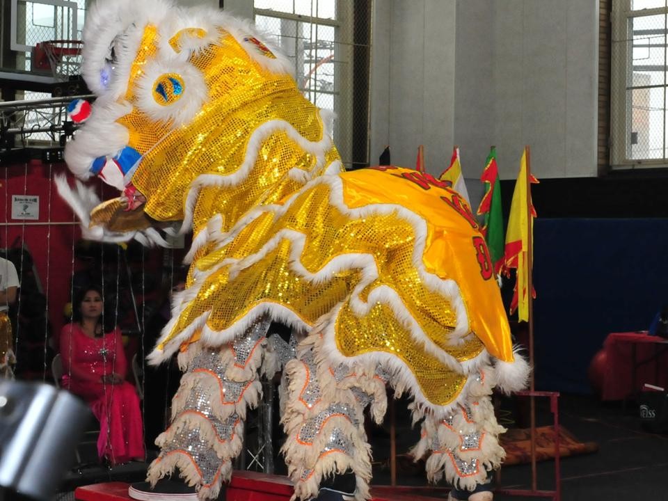 Hình ảnh trong hội trường: ngồi cạnh Huynh Trưởng Nghĩa Sinh là Ông Bộ Trưởng Nội Vụ Jesse White, Bà Chủ Tịch Liên Tỉnh Toni Preckwinkle, Đại diện Thị Trưởng Chicago Ralm Emanuel và quý vị quan khách khác