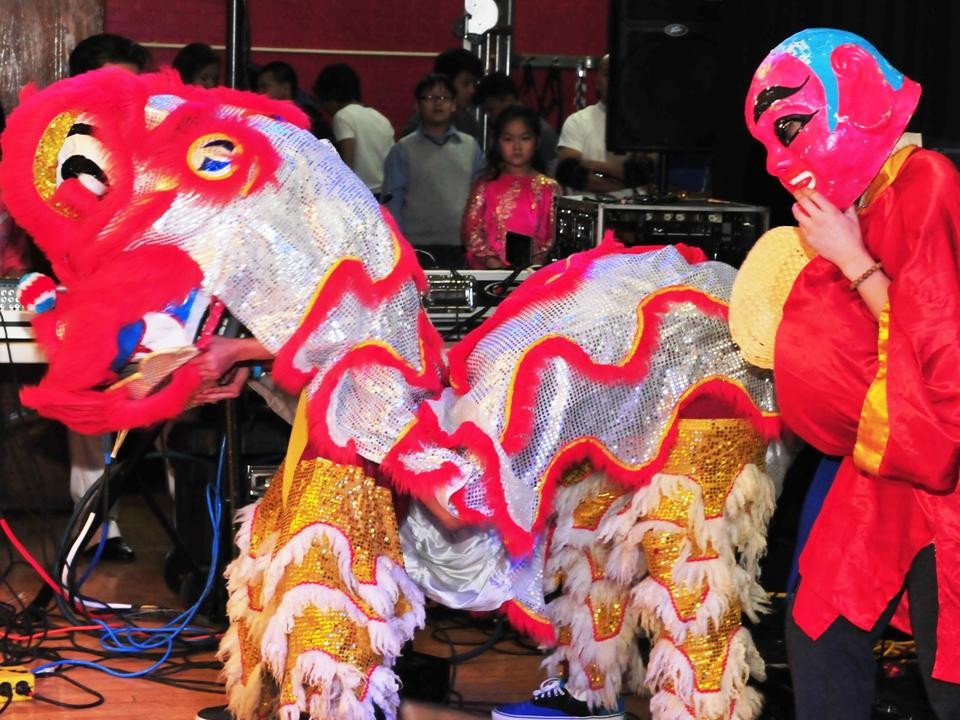 Hình ảnh trong hội trường: ngồi cạnh Huynh Trưởng Nghĩa Sinh là Ông Bộ Trưởng Nội Vụ Jesse White, Bà Chủ Tịch Liên Tỉnh Toni Preckwinkle, Đại diện Thị Trưởng Chicago Ralm Emanuel và quý vị quan khách khác.