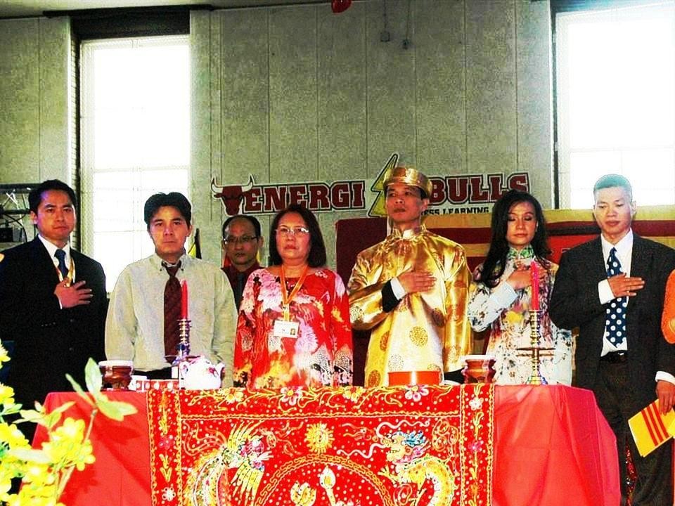 Hình ảnh trong hội trường: ngồi cạnh Huynh Trưởng Nghĩa Sinh là Ông Bộ Trưởng Nội Vụ Jesse White, Bà Chủ Tịch Liên Tỉnh Toni Preckwinkle, Đại diện Thị Trưởng Chicago Ralm Emanuel và quý vị quan khách khác.