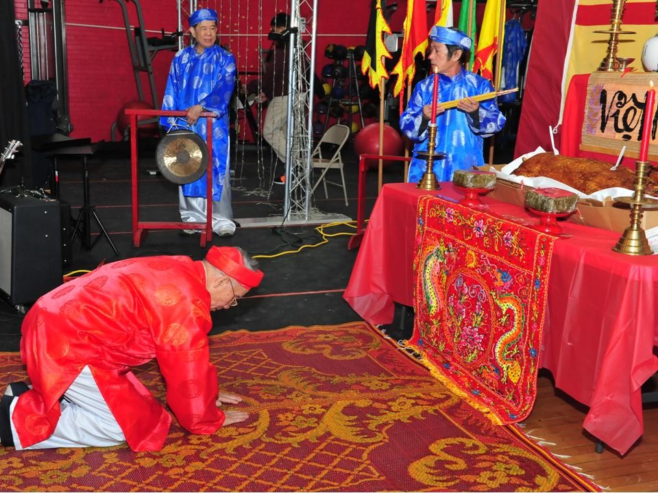 Hình ảnh trong hội trường: ngồi cạnh Huynh Trưởng Nghĩa Sinh là Ông Bộ Trưởng Nội Vụ Jesse White, Bà Chủ Tịch Liên Tỉnh Toni Preckwinkle, Đại diện Thị Trưởng Chicago Ralm Emanuel và quý vị quan khách khác.