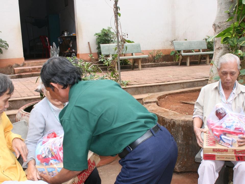 Nghĩa Sinh công tác xã hội tại xã Quảng Thành (tỉnh Đồng Nai) ngày 3-2-2015.