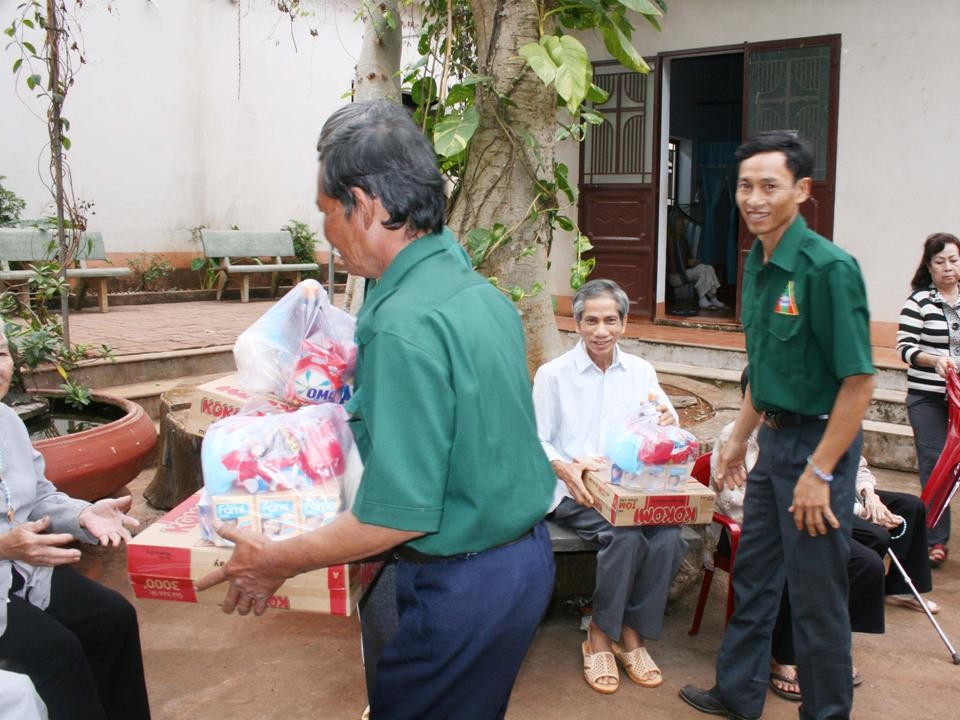 Nghĩa Sinh công tác xã hội tại xã Quảng Thành (tỉnh Đồng Nai) ngày 3-2-2015.