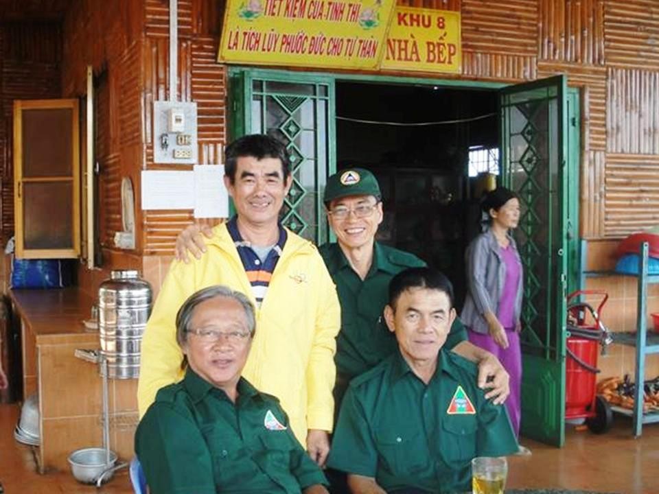 Đoàn đang công tác tại một Cô Nhi Viện Phật Giáo * Ngày 31/1/2015 (Hình công tác lấy từ Facebook của NS Phan Bích Ngọc).