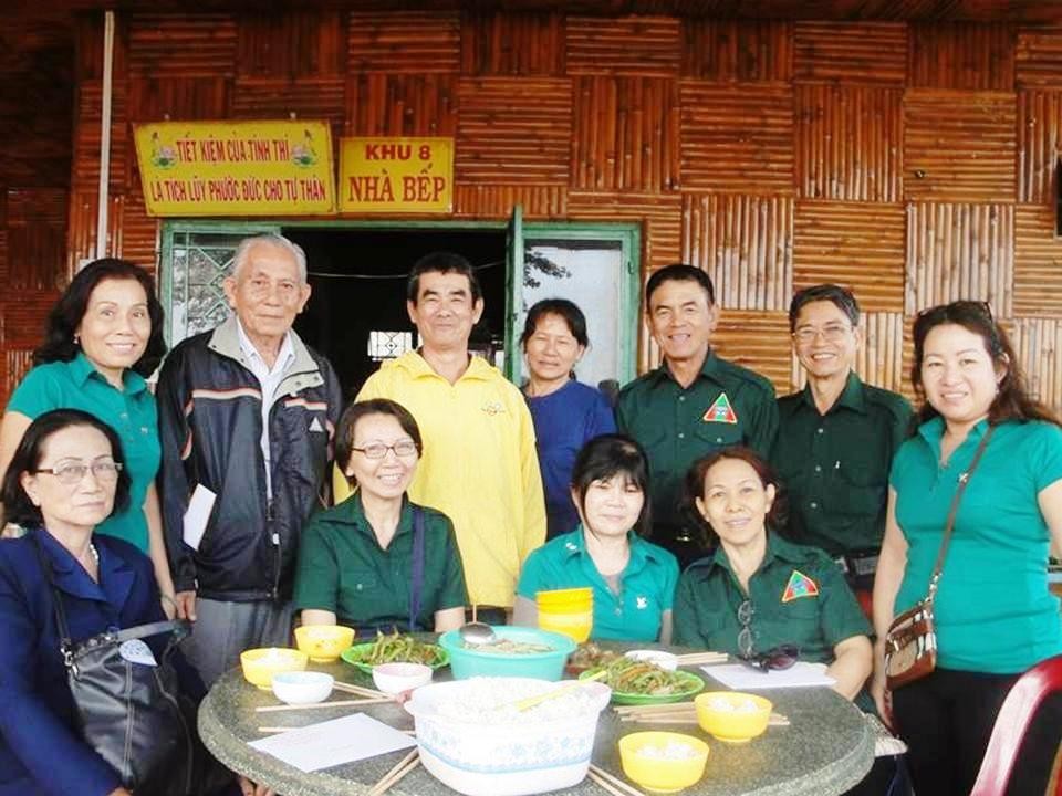 Đoàn đang công tác tại một Cô Nhi Viện Phật Giáo * Ngày 31/1/2015 (Hình công tác lấy từ Facebook của NS Phan Bích Ngọc).
