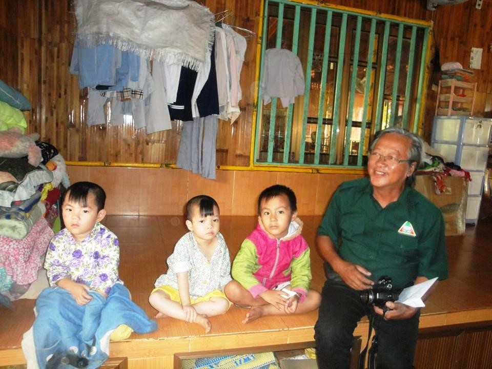 Đoàn đang công tác tại một Cô Nhi Viện Phật Giáo * Ngày 31/1/2015 (Hình công tác lấy từ Facebook của NS Phan Bích Ngọc).