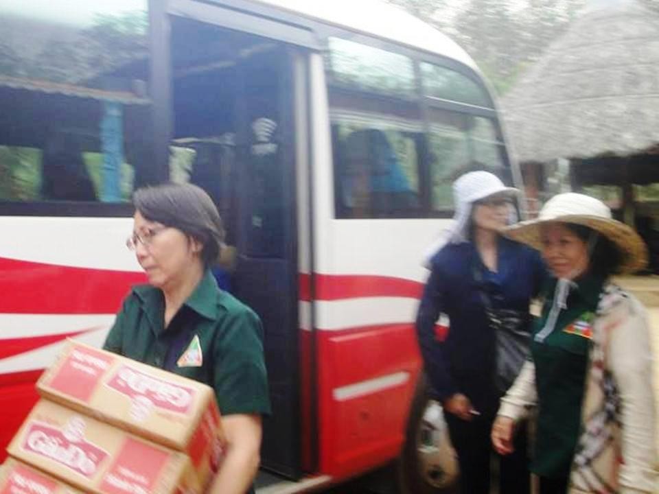 Đoàn đang công tác tại một Cô Nhi Viện Phật Giáo * Ngày 31/1/2015 (Hình công tác lấy từ Facebook của NS Phan Bích Ngọc).
