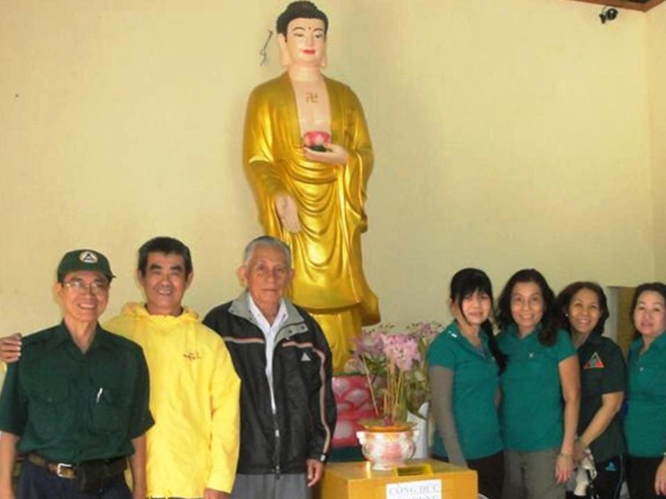 Đoàn đang công tác tại một Cô Nhi Viện Phật Giáo * Ngày 31/1/2015 (Hình công tác lấy từ Facebook của NS Phan Bích Ngọc).