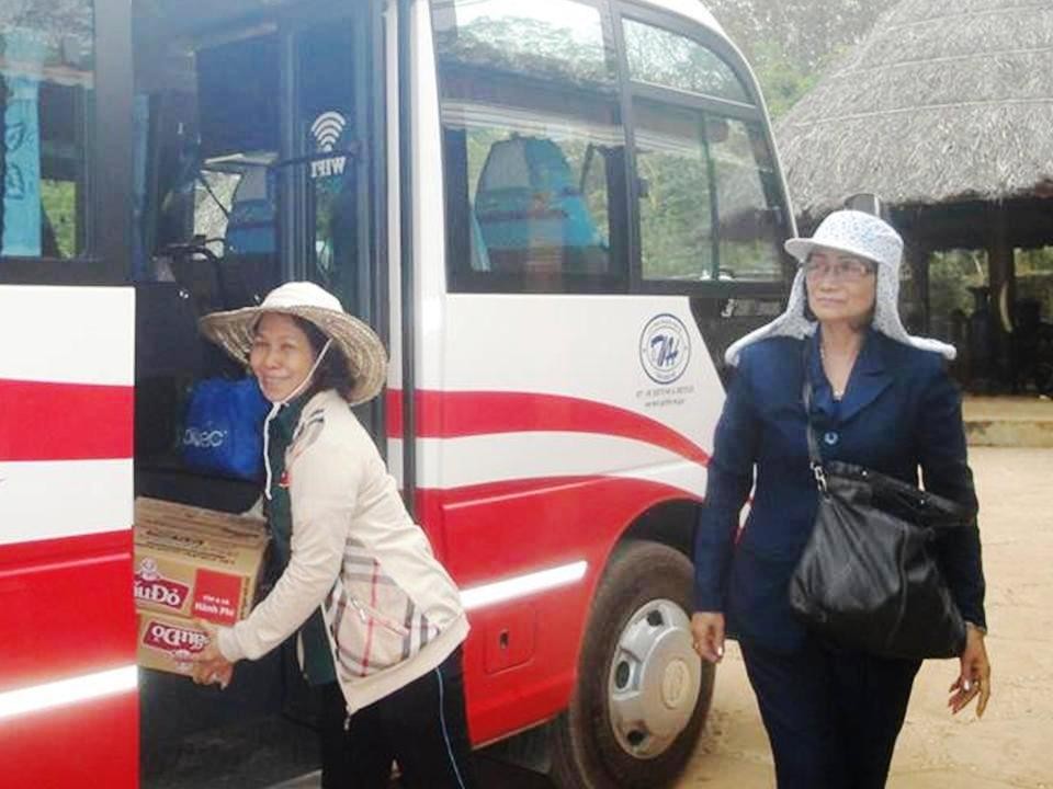 Đoàn đang công tác tại một Cô Nhi Viện Phật Giáo * Ngày 31/1/2015 (Hình công tác lấy từ Facebook của NS Phan Bích Ngọc).