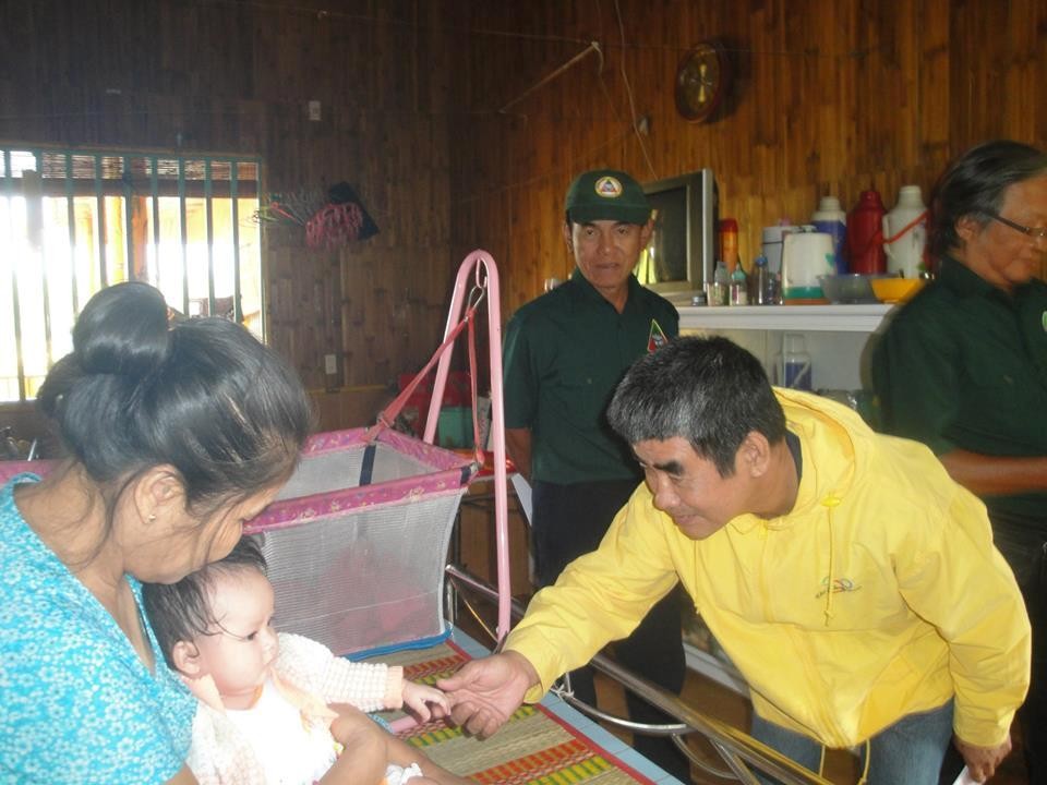 Đoàn đang công tác tại một Cô Nhi Viện Phật Giáo * Ngày 31/1/2015 (Hình công tác lấy từ Facebook của NS Phan Bích Ngọc).