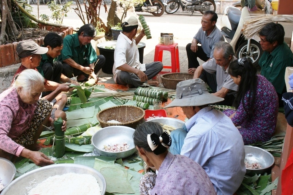 Nghĩa Sinh tham gia “Ngày gói bánh Tết cho đồng bào nghèo” tại Quảng Thành (Đồng Nai) ngày 14 tháng 2 năm 2015