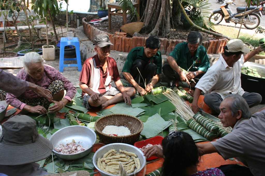 Nghĩa Sinh tham gia “Ngày gói bánh Tết cho đồng bào nghèo” tại Quảng Thành (Đồng Nai) ngày 14 tháng 2 năm 2015