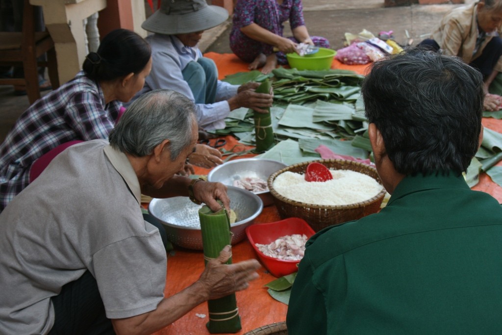 Nghĩa Sinh tham gia “Ngày gói bánh Tết cho đồng bào nghèo” tại Quảng Thành (Đồng Nai) ngày 14 tháng 2 năm 2015