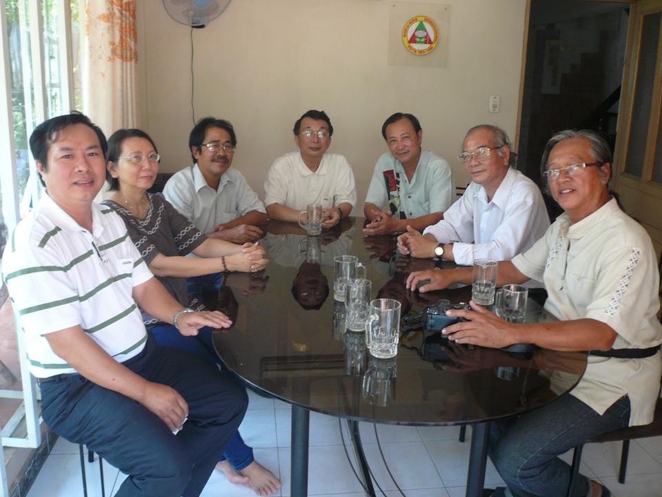 Các cựu Trưởng Nghĩa Sinh tìm dịp ngồi lại với nhau trong tinh nghĩa anh chị em với nhau để thăm hỏi, an ủi, khuyến khích nhau làm việc thiện nghĩa ...