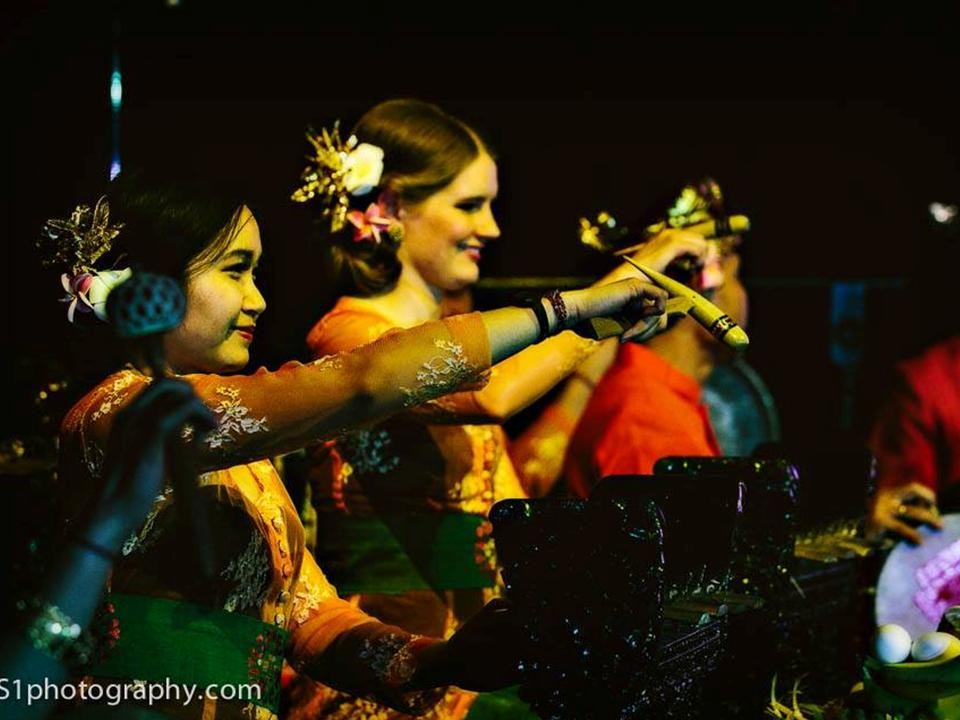 Cùng với cộng đồng Nam Dương, Nghĩa Sinh Chicago đã hợp tác tổ chức Hội Tết Á Kiều năm thứ 32 vào ngày 28/02/2015 tại đại khách sạn Hyatt Regency O*Hare Chicago với sự tham dự của 1 ngàn 100 quý khách Á Châu và Hoa Kỳ.