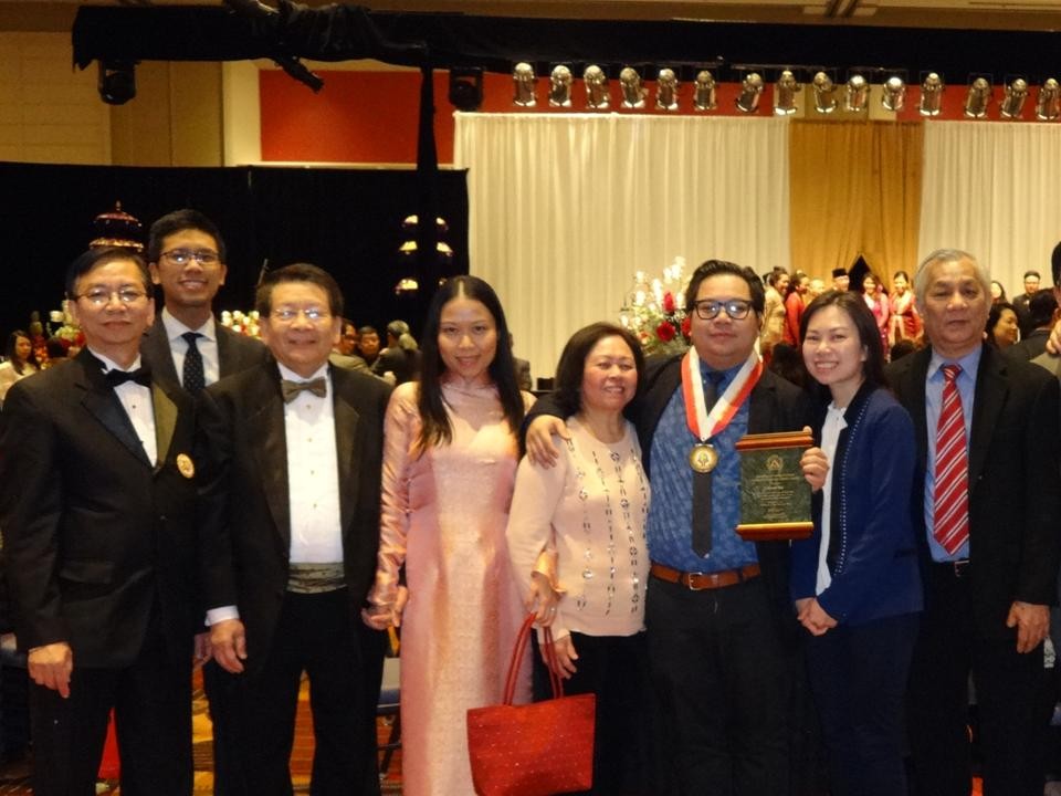 Hiện diện trong bàn danh dự có Huynh Trưởng Nghĩa Sinh Nguyễn Trung Hiếu, Trưởng Mai Nghĩa, Trưởng Trần Bửu Khánh, Chị Phạm Thị Hương, Bác sĩ Nguyễn Xuân Ngọc Mai, Bác sĩ Mai Phương Hồng Hạnh và Kỹ sư Mai Phước – người được nhận Giải thưởng Phục vụ Cộng đồng Gương mẫu năm 2015 (2015 Exemplary Community Service Award).