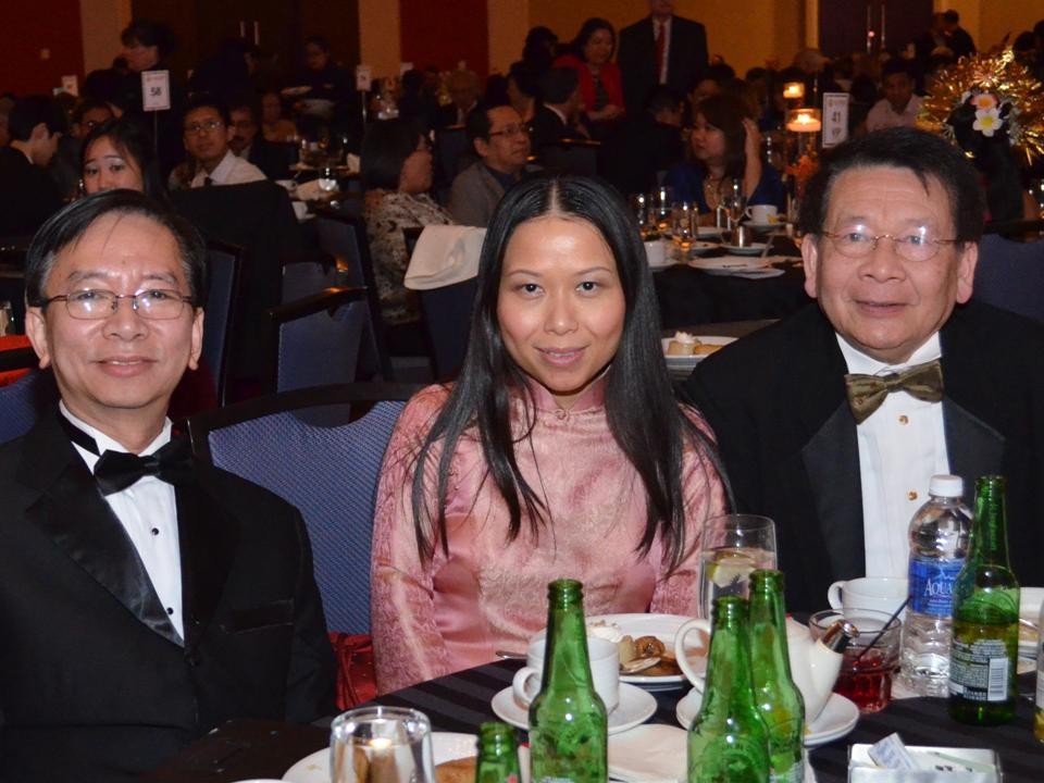 Hiện diện trong bàn danh dự có Huynh Trưởng Nghĩa Sinh Nguyễn Trung Hiếu, Trưởng Mai Nghĩa, Trưởng Trần Bửu Khánh, Chị Phạm Thị Hương, Bác sĩ Nguyễn Xuân Ngọc Mai, Bác sĩ Mai Phương Hồng Hạnh và Kỹ sư Mai Phước – người được nhận Giải thưởng Phục vụ Cộng đồng Gương mẫu năm 2015 (2015 Exemplary Community Service Award).