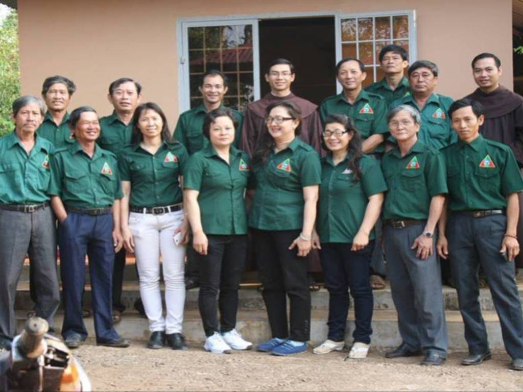 Đoàn công tác xã hội Nghĩa Sinh thăm viếng và phát quà chia sẻ với đồng bào dân tộc Châu Ro (Baria) ngày 15 tháng 3 năm 2015