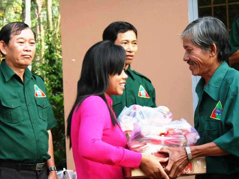 Đoàn công tác xã hội Nghĩa Sinh thăm viếng và phát quà chia sẻ với đồng bào dân tộc Châu Ro (Baria) ngày 15 tháng 3 năm 2015