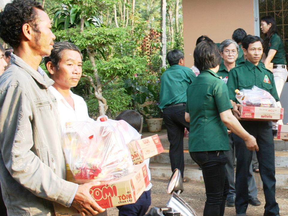 Đoàn công tác xã hội Nghĩa Sinh thăm viếng và phát quà chia sẻ với đồng bào dân tộc Châu Ro (Baria) ngày 15 tháng 3 năm 2015