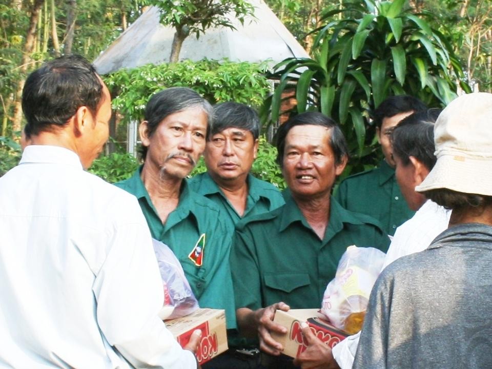 Đoàn công tác xã hội Nghĩa Sinh thăm viếng và phát quà chia sẻ với đồng bào dân tộc Châu Ro (Baria) ngày 15 tháng 3 năm 2015