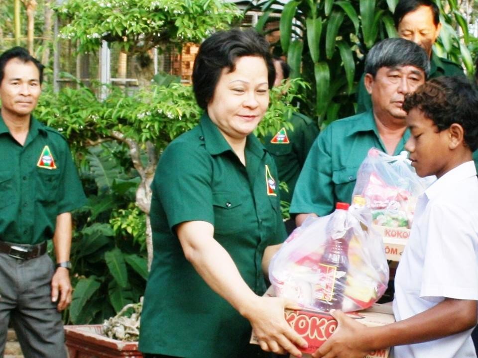 Đoàn công tác xã hội Nghĩa Sinh thăm viếng và phát quà chia sẻ với đồng bào dân tộc Châu Ro (Baria) ngày 15 tháng 3 năm 2015