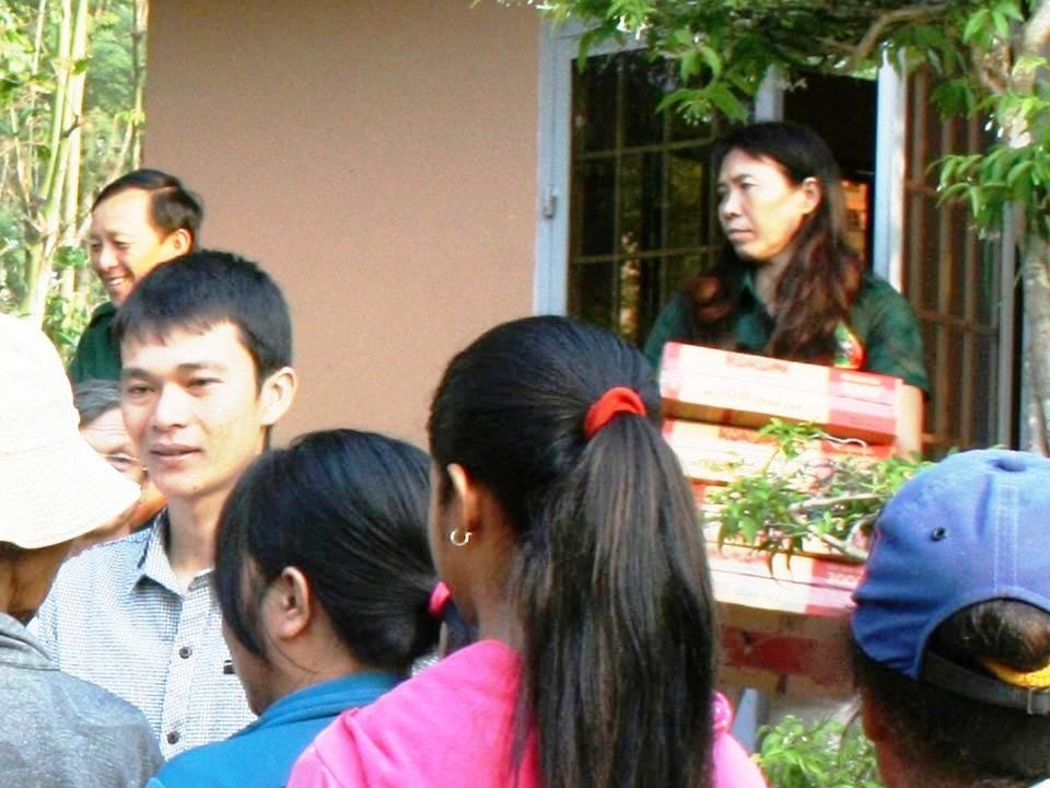 Đoàn công tác xã hội Nghĩa Sinh thăm viếng và phát quà chia sẻ với đồng bào dân tộc Châu Ro (Baria) ngày 15 tháng 3 năm 2015