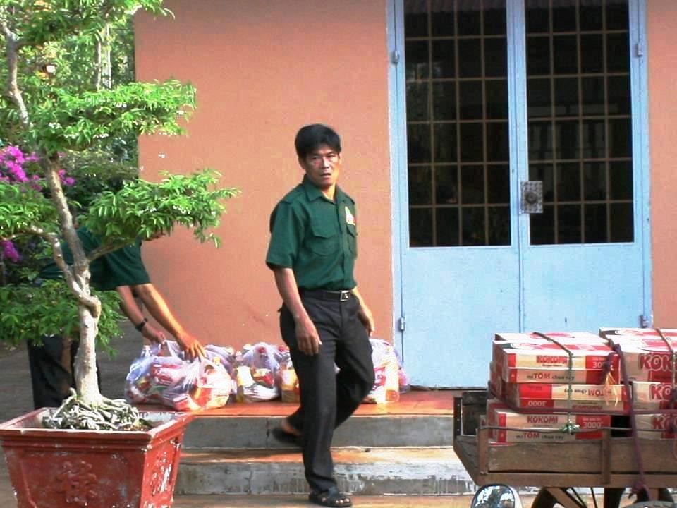 Đoàn công tác xã hội Nghĩa Sinh thăm viếng và phát quà chia sẻ với đồng bào dân tộc Châu Ro (Baria) ngày 15 tháng 3 năm 2015