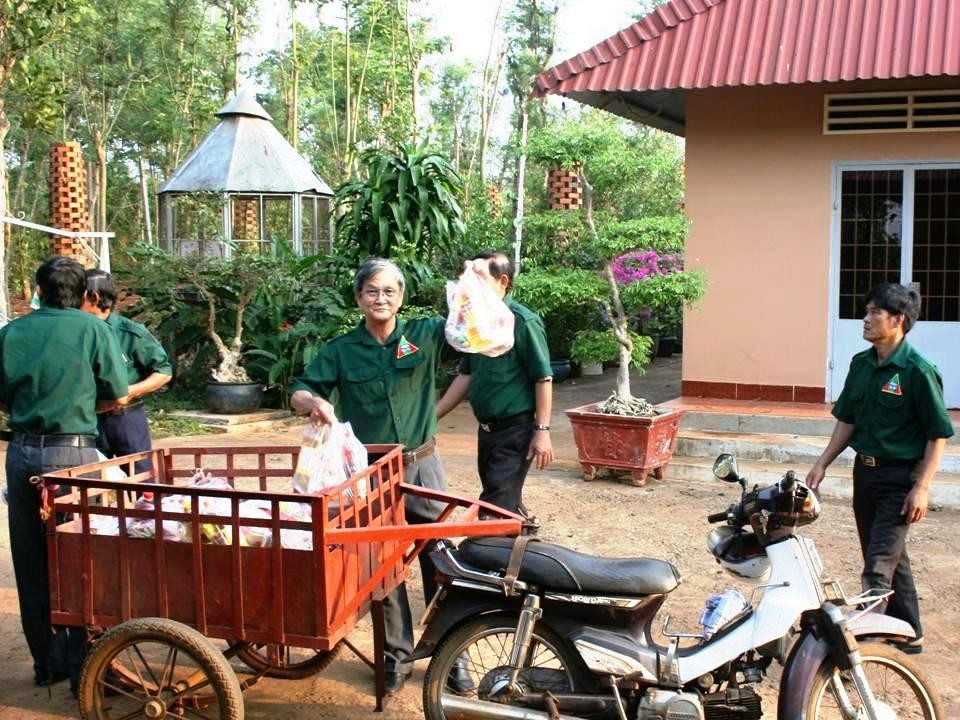 Đoàn công tác xã hội Nghĩa Sinh thăm viếng và phát quà chia sẻ với đồng bào dân tộc Châu Ro (Baria) ngày 15 tháng 3 năm 2015