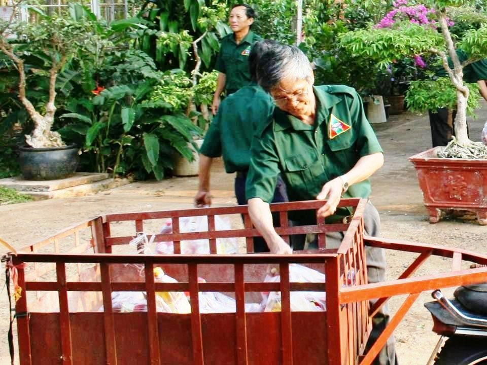 Đoàn công tác xã hội Nghĩa Sinh thăm viếng và phát quà chia sẻ với đồng bào dân tộc Châu Ro (Baria) ngày 15 tháng 3 năm 2015