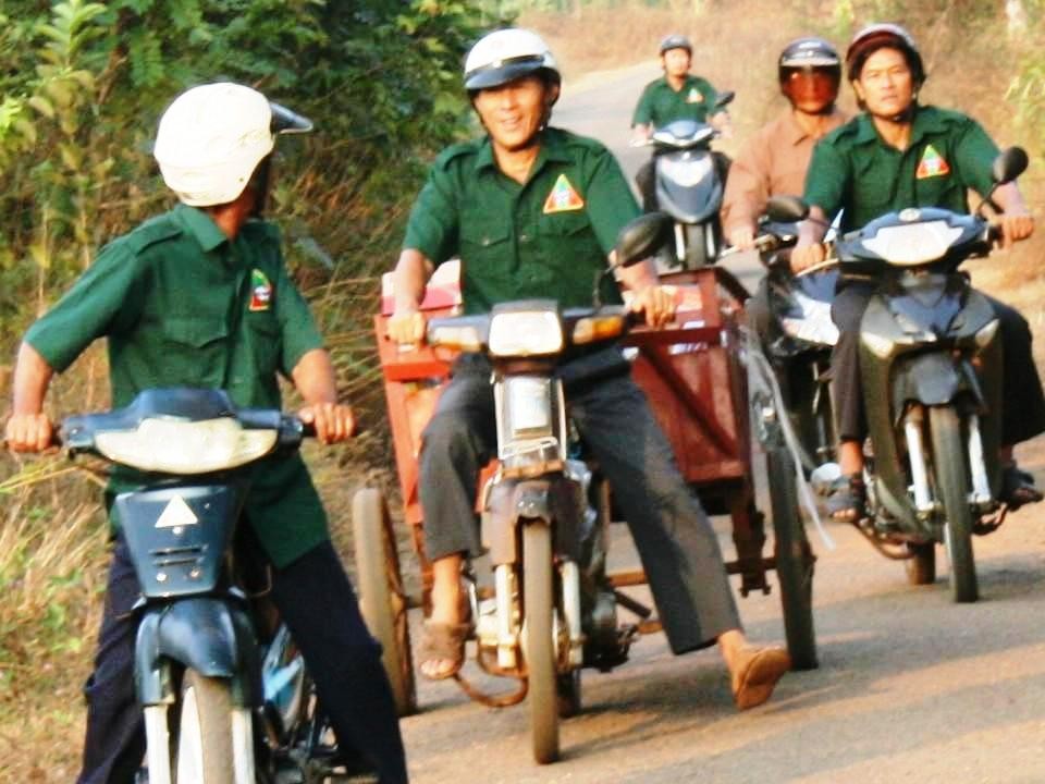 Đoàn công tác xã hội Nghĩa Sinh thăm viếng và phát quà chia sẻ với đồng bào dân tộc Châu Ro (Baria) ngày 15 tháng 3 năm 2015