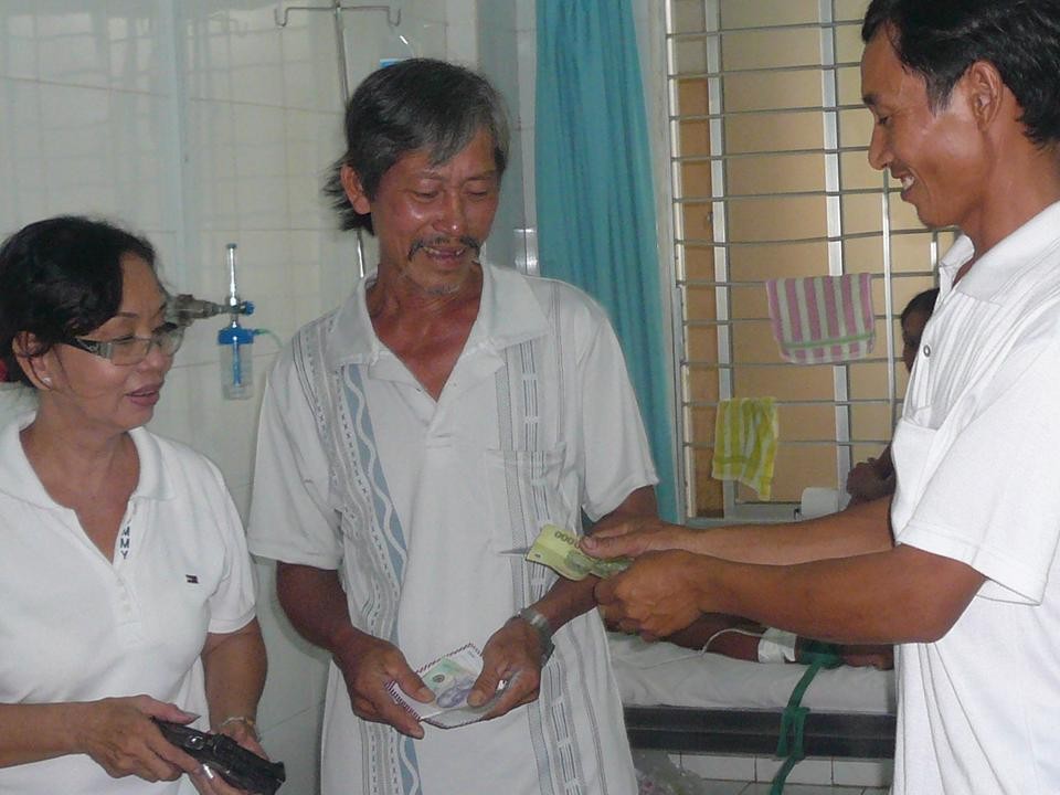 Nghĩa Sinh Phước Thuy đang thăm viếng NS Thu và an ủi, giúp đỡ gia đình anh tại BV Chợ Rẫy, Saigon.