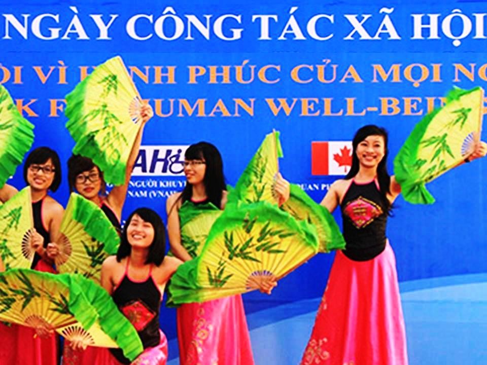 Huynh Trưởng Nghĩa Sinh, Trưởng Trần Bửu Khánh, Nghĩa Sinh Trần Trong Tuyên & Mai Phước cùng các thân hữu NS tham dự ngày gây quỹ từ thiện giúp thương binh tại Chicago.