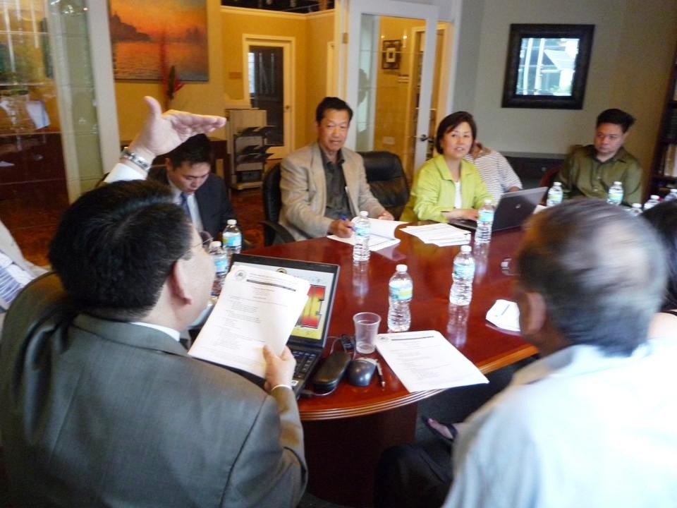 Huynh Trưởng Nghĩa Sinh chủ tọa buổi họp Hội Đồng Quản Trị (Board of Directors) cuar Liên Hội Á Kiều Chicago (Asian American Coalition of Chicago) ngày 27-06-2012 với sự tham dự của 14 đại diện cộng đồng Á kiều tại vùng Chicago như cộng đồng Trung Hoa, Nhật Bản, Đại Hàn, Thái Lan, Nam Duong, Ấn Độ, Phi Luật Tân, v.v... Nghị trình buổi họp là để hoạch địch chương trình hoạt động văn hóa, giáo dục và xã hội năm thứ 30 của Liên Hội Á Kiều Chicago (30th Annual Asian American Coalition of Chicago