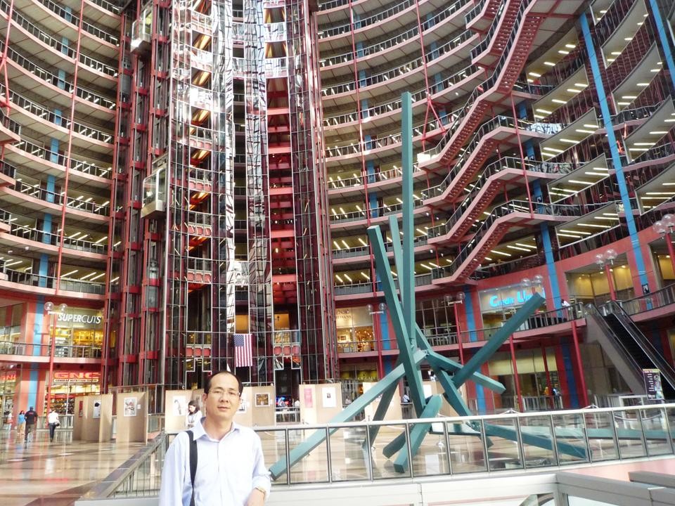 LM Nguyễn Văn Khai thăm Văn phòng Thống Đốc tb Illinois tại Chicago.
