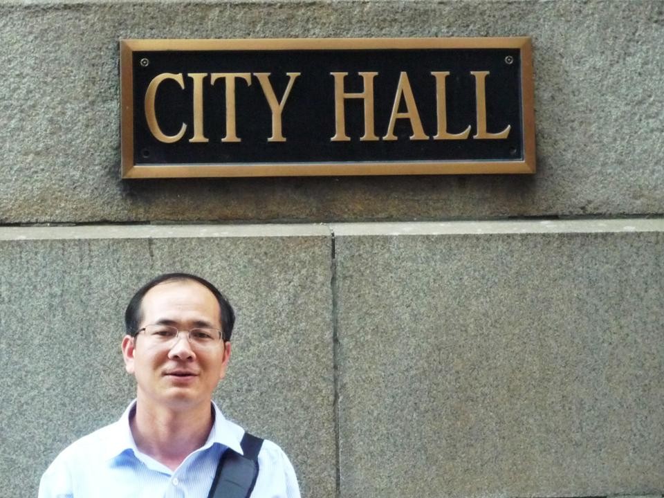 LM Nguyễn Văn Khai thăm Tòa Thị Chính tp Chicago.