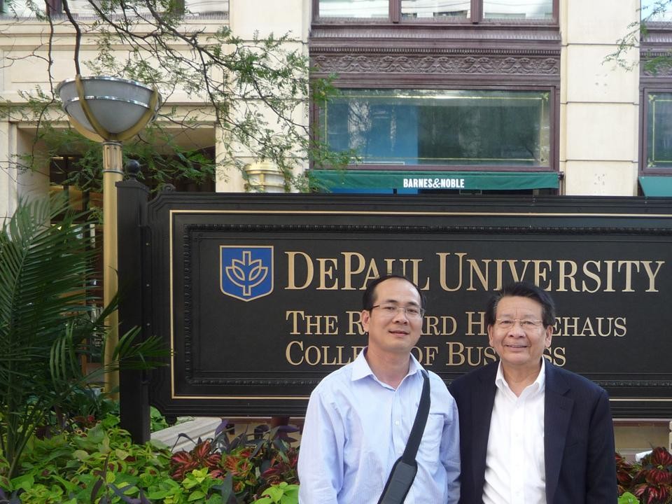 LM Nguyễn Văn Khai và Giáo sư Nguyễn Trung Hiếu tại Đại Học DePaul University Chicago.