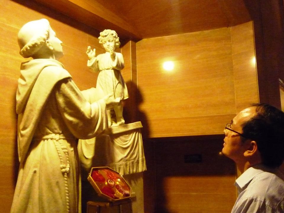 LM Nguyễn Văn Khai cầu nguyện với Thánh Antôn.