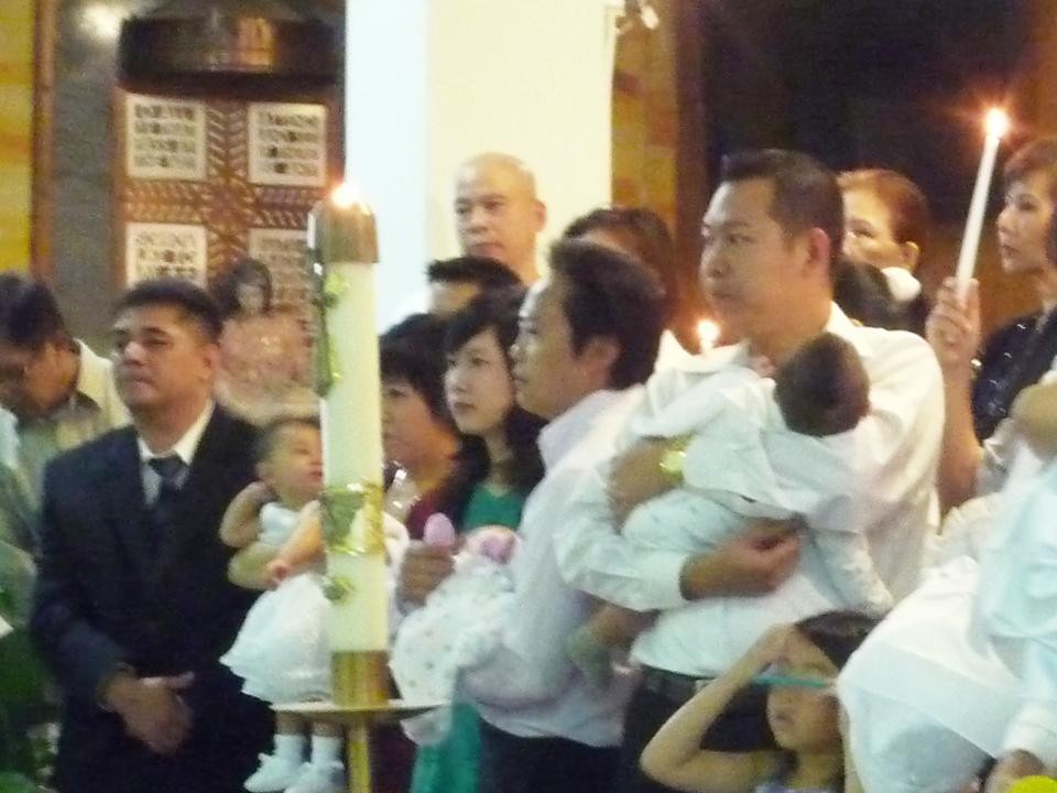 Cử hành bí tích Rửa tội tại thánh đường và tiệc mừng tại nhà hàng.