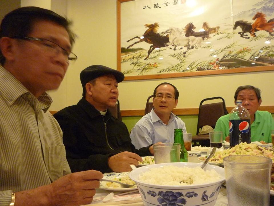 Cử hành bí tích Rửa tội tại thánh đường và tiệc mừng tại nhà hàng.